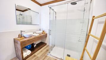 Een douche, een haardroger, handdoeken, zeep