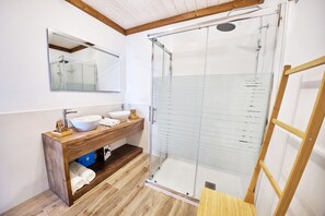 Chuveiro, secador de cabelo, toalhas de banho, sabonete