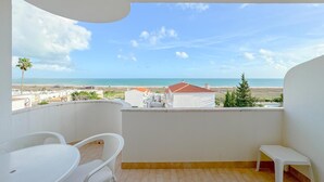 Outdoor dining - Tranquility and Sea View at Meia Praia (Lagos)
