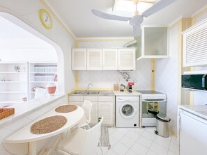 冷蔵庫、電子レンジ、オーブン、食器洗い機