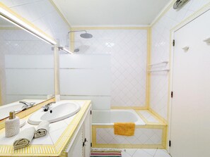 Baignoire, sèche-cheveux, serviettes fournies