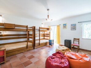 3 bedrooms, iron/ironing board, Internet, bed sheets