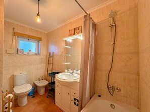 Baignoire, sèche-cheveux, serviettes fournies