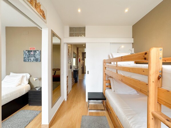 2 chambres, fer et planche à repasser, accès Internet, draps fournis