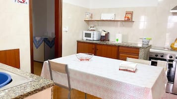 Coffee/tea maker, fridge, microwave, oven