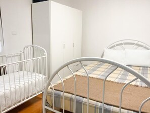 3 habitaciones, tabla de planchar con plancha y acceso a internet