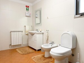 Baignoire, sèche-cheveux, serviettes fournies