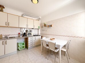 Kjøleskap, mikrobølgeovn, ovn og oppvaskmaskin