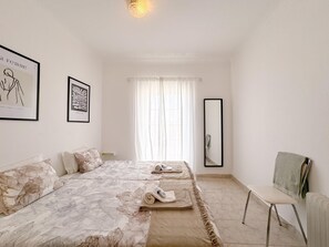 2 عدّة غرف نوم ومكواة/لوح كي وملاءات أسرّة