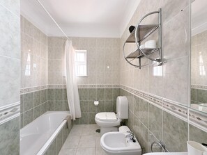 Badekar, hårføner og håndklær