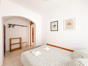 1 chambre, fer et planche à repasser, draps fournis