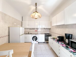 Kjøleskap, mikrobølgeovn, ovn og oppvaskmaskin