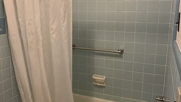 Chambre Double Deluxe | Salle de bain | Baignoire, sèche-cheveux