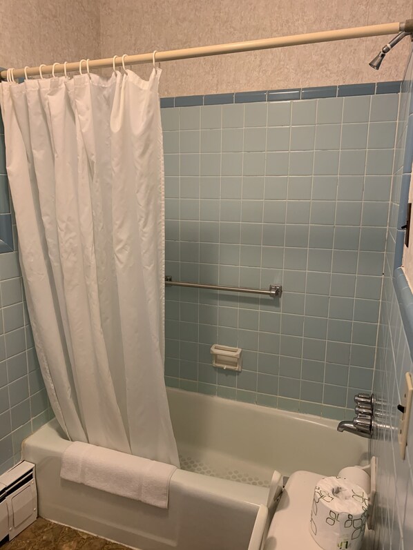 Chambre Deluxe double | Salle de bain | Baignoire, séchoir à cheveux