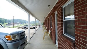 Free self-parking - Knob Hill Motor Lodge (Hillsville)