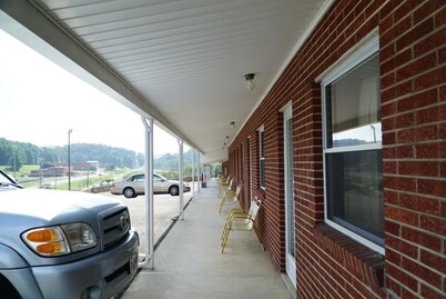 Knob Hill Motor Lodge