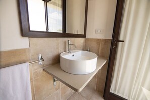 Douche, sèche-cheveux, serviettes fournies
