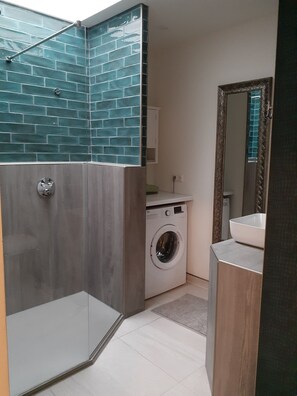 Een douche, een haardroger, handdoeken, zeep