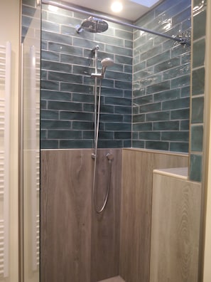 Dusche, Haartrockner, Handtücher, Seife