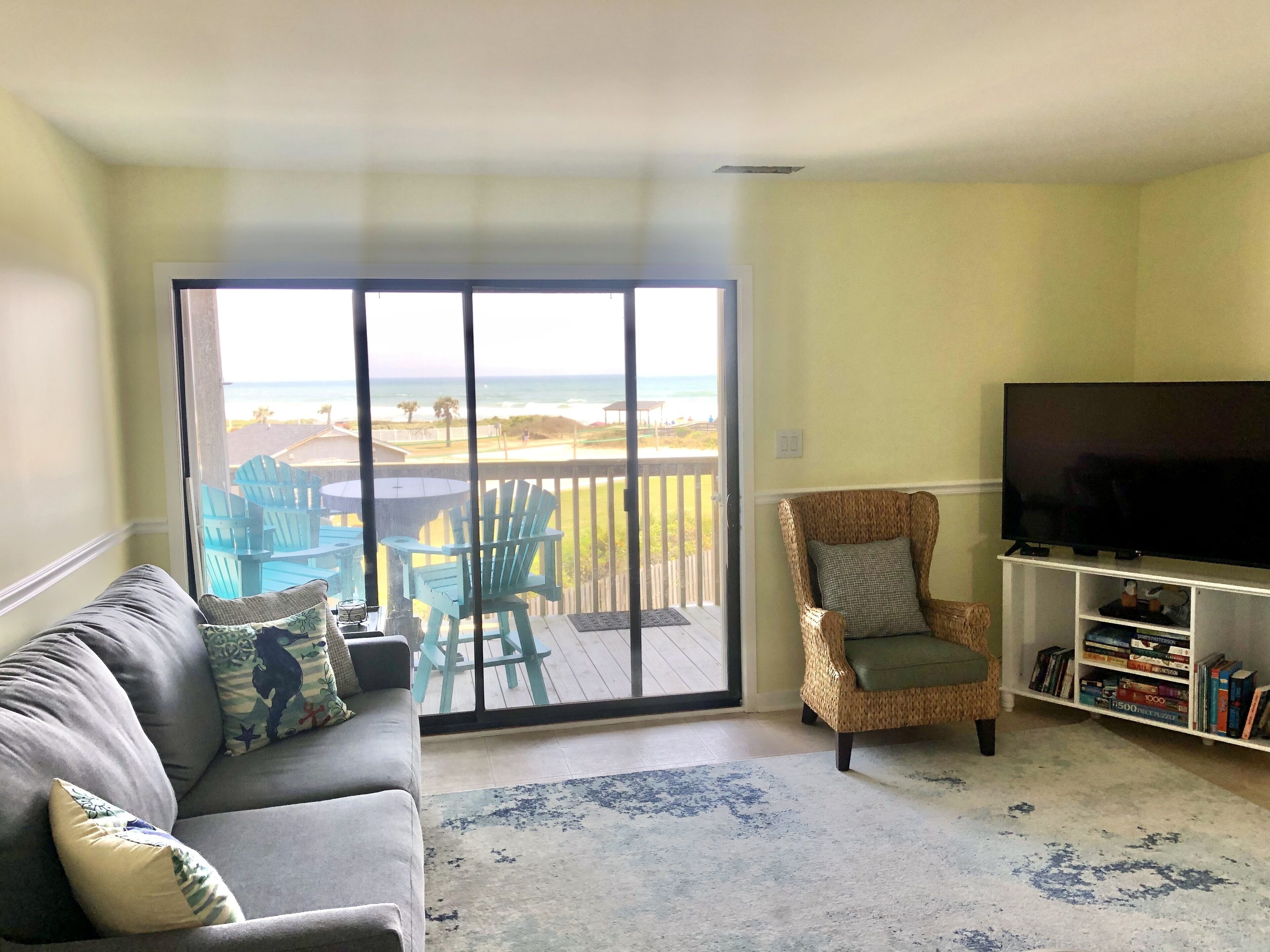 Ocean Views & Well-Equipped condo, in the Heart of Emerald Isle