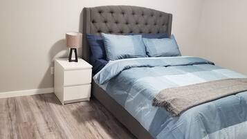 2 makuuhuonetta, työpöytä, äänieristys, silitysrauta/-lauta