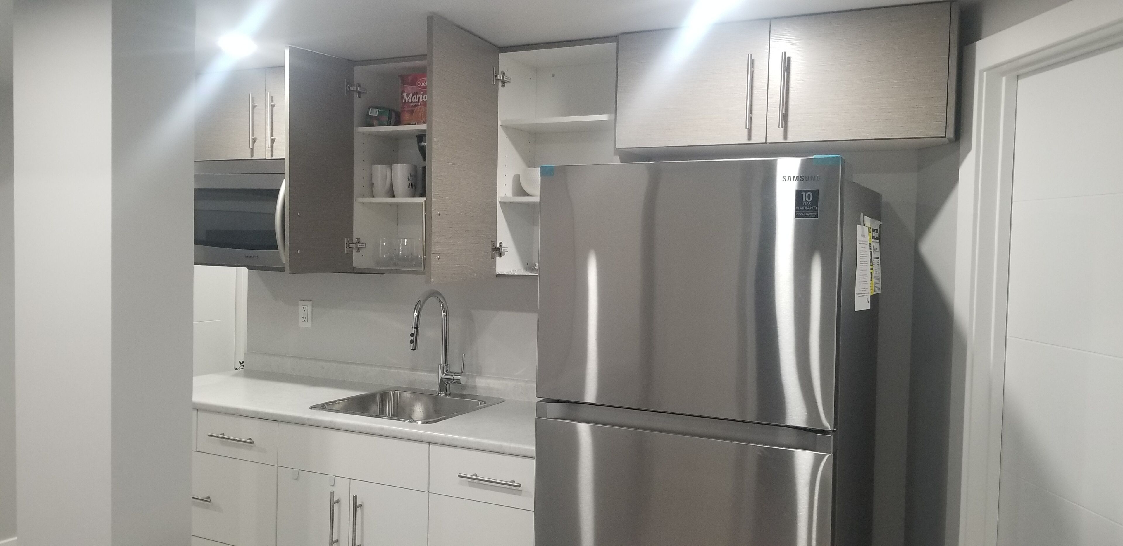 Refrigerador, microondas, parrilla de estufa y cafetera y tetera 