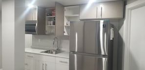 Réfrigérateur, micro-ondes, plaque de cuisson, cafetiÚre/bouilloire