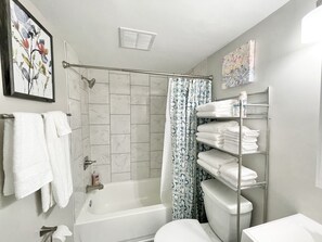 Kostenlose Toilettenartikel, Haartrockner, Handtücher, Seife