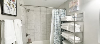 ★Prime Place ★ King Bed ★ Duke ★ Long Term Stays★