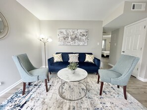 Interior - ★Rad Retreat ★ King Bed ★ Duke ★ Long Term Stays★ (Durham)