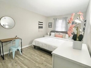 2 bedrooms, iron/ironing board, WiFi - ★Rad Retreat ★ King Bed ★ Duke ★ Long Term Stays★ (Durham)