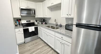 ★Rad Retreat ★ King Bed ★ Duke ★ Long Term Stays★