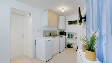 Réfrigérateur, micro-ondes, four, cafetiÚre/bouilloire