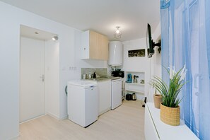 Fridge, microwave, oven, coffee/tea maker