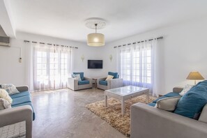 Living area - Villa Brisa do Mar | 4 Bedrooms | Walking Distance | Galé (Galé)