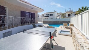 A rooftop pool area with a table tennis table, lounge chairs, and a swimming pool. - Villa Brisa do Mar | 4 Bedrooms | Walking Distance | Galé (Galé)