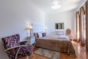 4 bedrooms, iron/ironing board, free WiFi, bed sheets