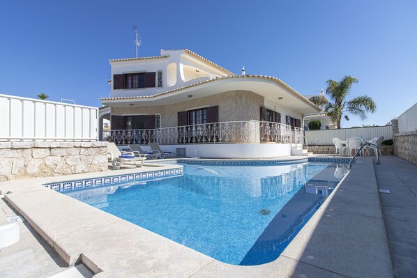 Pool - Villa Brisa do Mar | 4 Bedrooms | Walking Distance | Galé (Galé)
