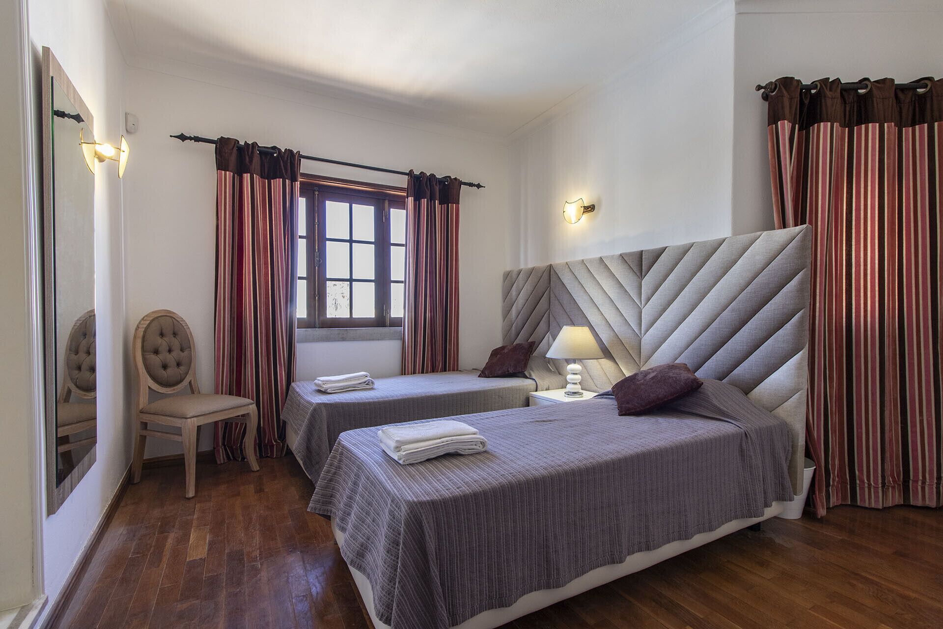 4 عدّة غرف نوم ومكواة/لوح كي وواي فاي مجانًا وملاءات أسرّة