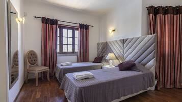 4 عدّة غرف نوم ومكواة/لوح كي وواي فاي مجانًا وملاءات أسرّة