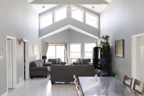 VILLA UPPER & LOWER SPECIAL RATES SLEEPS 15, VERY CLOSE TO BEACH ACCESS,