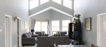 VILLA UPPER & LOWER SPECIAL RATES SLEEPS 15, VERY CLOSE TO BEACH ACCESS,