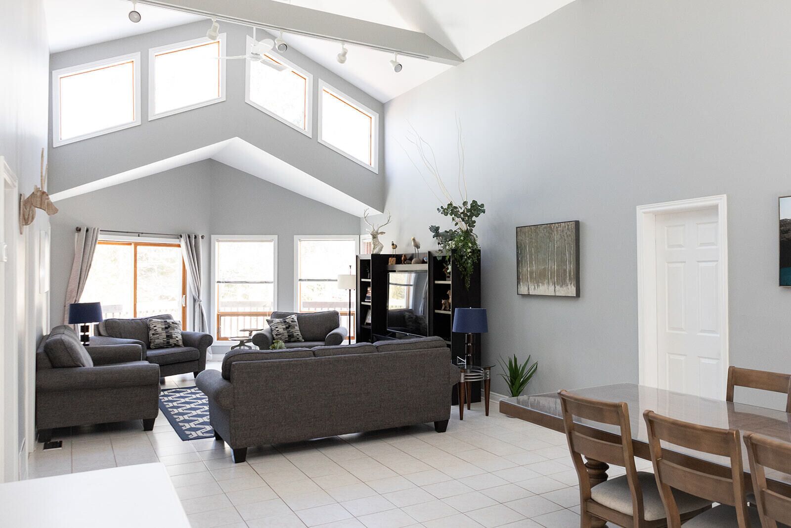 Villa Upper & Lower Special Rates Sleeps 15, Very Close To Beach Access, - Wasaga Beach