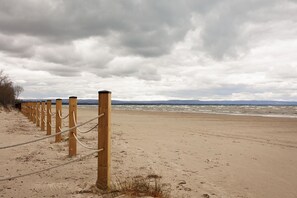 Beach nearby, sun loungers