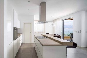 Kühlschrank, Geschirrspüler, Wasserkocher mit Kaffee-/Teezubehör