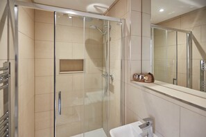 House | Bathroom | Combined shower/tub, soap, shampoo, toilet paper