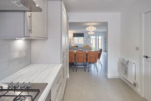 Maison | Cuisine privée | Grand réfrigérateur, micro-ondes, four, plaque de cuisson