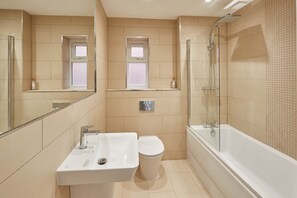House | Bathroom | Combined shower/tub, soap, shampoo, toilet paper