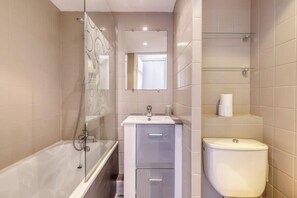 Baignoire, sĂšche-cheveux, serviettes fournies