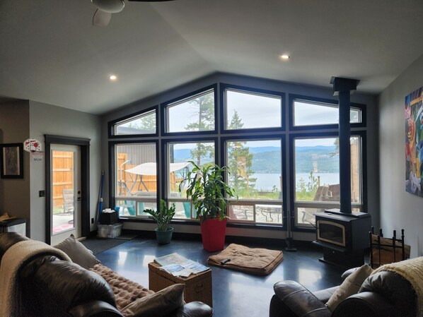 Smart TV, chimenea, libros y impresora 